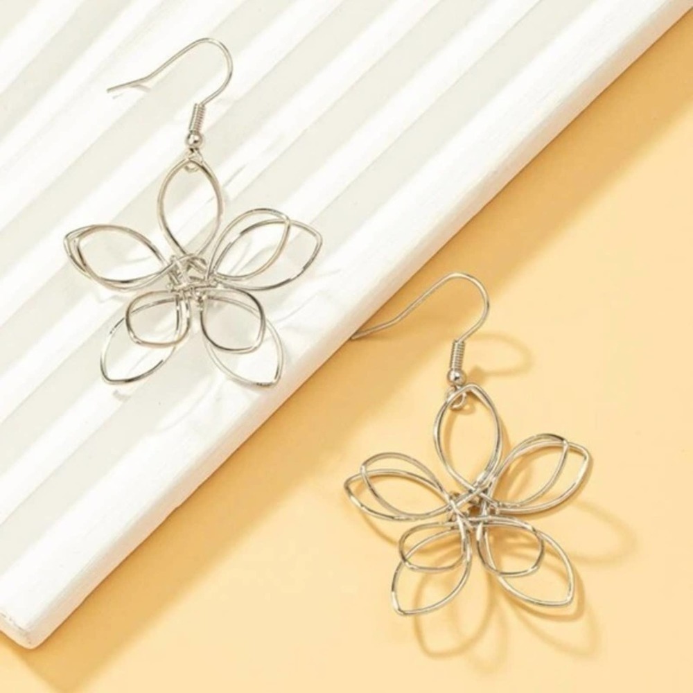 3-D Silver-Tone Flower Earrings BRAND NEW - Picture 4 of 5